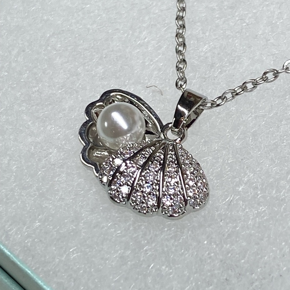 Clam and pearl necklace